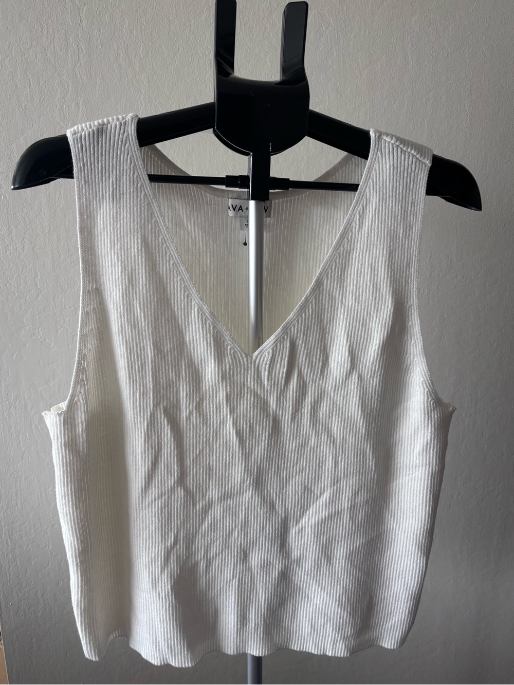 Ava & Viv White Ribbed V-Neck Tank Top